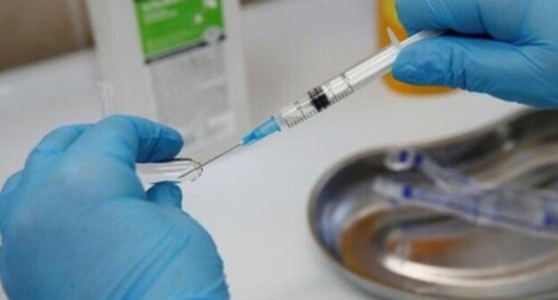Medical worker holding a syringe. Photo: admkrai.krasnodar.ru Medical worker holding a syringe. Photo: admkrai.krasnodar.ru