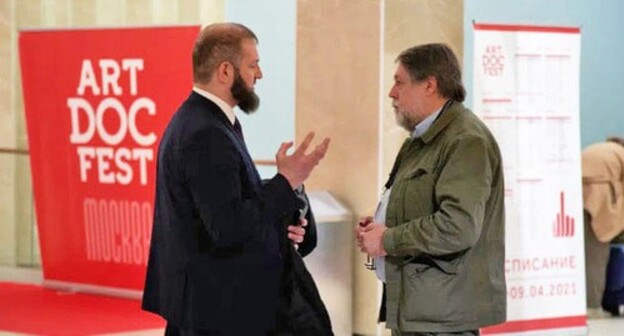 A man named Suliman (on the left) talks to Vitaly Mansky. Photo courtesy of the organizers of the “Artdocfest” film festival https://novayagazeta.ru/articles/2021/04/04/v-chechne-nedovolny-organizatory-artdokfesta-pozhalovalis-na-ugrozy-so-storony-chechenskoi-diaspory A man named Suliman (on the left) talks to Vitaly Mansky. Photo courtesy of the organizers of the “Artdocfest” film festival https://novayagazeta.ru/articles/2021/04/04/v-chechne-nedovolny-organizatory-artdokfesta-pozhalovalis-na-ugrozy-so-storony-chechenskoi-diaspory