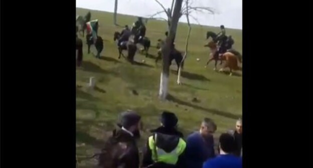 Horsemen from Chechnya and Dagestani law enforcers in the Novolaksky District. April 3, 2021. Screenshot of the video on Instagram "Аух / Дай Мохк / Нохчи къам" https://www.instagram.com/p/CNN51AmHPRA/ Horsemen from Chechnya and Dagestani law enforcers in the Novolaksky District. April 3, 2021. Screenshot of the video on Instagram "Аух / Дай Мохк / Нохчи къам" https://www.instagram.com/p/CNN51AmHPRA/
