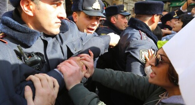 A participant of a protest action in Baku. Photo by Aziz Karimov for the "Caucasian Knot" A participant of a protest action in Baku. Photo by Aziz Karimov for the "Caucasian Knot"