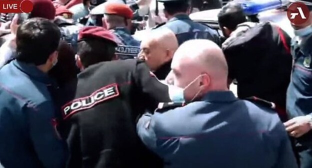 The police during the rally. Yerevan, April 7, 2021. Screenshot of the video https://www.youtube.com/watch?v=VahhjnMYYHU The police during the rally. Yerevan, April 7, 2021. Screenshot of the video https://www.youtube.com/watch?v=VahhjnMYYHU