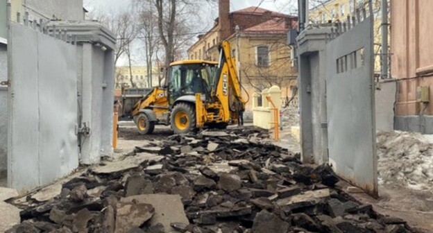A driveway to the yard where the building hosting the editorial office of the newspaper “Novaya Gazeta” is located. Photo: Irina Gordienko / “Novaya Gazeta” https://novayagazeta.ru/articles/2021/04/06/ushel-iz-pod-nosa A driveway to the yard where the building hosting the editorial office of the newspaper “Novaya Gazeta” is located. Photo: Irina Gordienko / “Novaya Gazeta” https://novayagazeta.ru/articles/2021/04/06/ushel-iz-pod-nosa