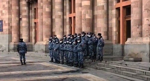 Police at the government building in Yerevan, March 2021. Screenshot: http://www.youtube.com/watch?v=ZCBqr47t8UU Police at the government building in Yerevan, March 2021. Screenshot: http://www.youtube.com/watch?v=ZCBqr47t8UU