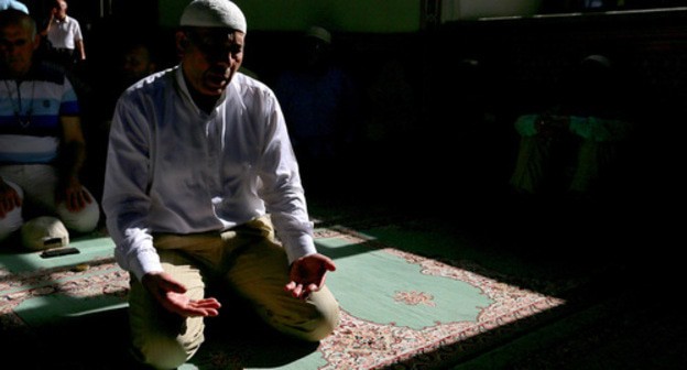 A man praying. Photo by Aziz Karimov for the Caucasian Knot A man praying. Photo by Aziz Karimov for the Caucasian Knot