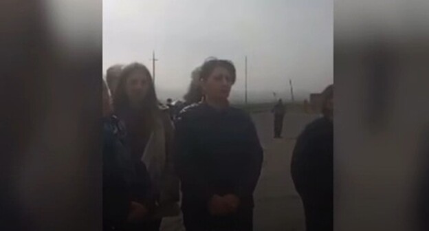 Relatives of Armenian prisoners of war block the Arman-Gyumri highway and the road from the village of Orom to Ashotsk in Shirak region in protest against the disrupted return of soldiers from Azerbaijan, April 9, 2021. Screenshot: http://news.am/rus/news/638010.html Relatives of Armenian prisoners of war block the Arman-Gyumri highway and the road from the village of Orom to Ashotsk in Shirak region in protest against the disrupted return of soldiers from Azerbaijan, April 9, 2021. Screenshot: http://news.am/rus/news/638010.html