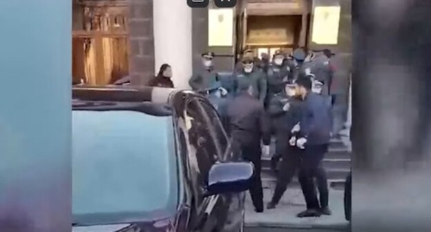 The relatives of the prisoners of war blocking the entrance to the administration of the Shirak Region and policemen. Screenshot: Sputnik Armenia The relatives of the prisoners of war blocking the entrance to the administration of the Shirak Region and policemen. Screenshot: Sputnik Armenia