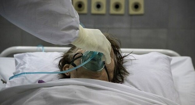 Medical worker at a patient in hospital. Photo: REUTERS/Marco Djurica Medical worker at a patient in hospital. Photo: REUTERS/Marco Djurica