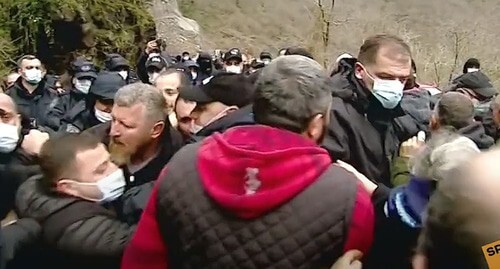 Clashes between protesters against the construction of the hydroelectric power plant near the village of Namakhvani and policemen. Screenshot: http://www.youtube.com/watch?v=T2R0q7R-u_s Clashes between protesters against the construction of the hydroelectric power plant near the village of Namakhvani and policemen. Screenshot: http://www.youtube.com/watch?v=T2R0q7R-u_s