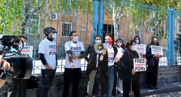 Activists demand the immediate return of Armenia prisoners of war from Azerbaijan, Yerevan, April 15, 2021. Photo by Armine Martirosyan for the Caucasian Knot Activists demand the immediate return of Armenia prisoners of war from Azerbaijan, Yerevan, April 15, 2021. Photo by Armine Martirosyan for the Caucasian Knot