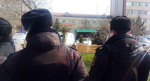 Policemen watching how a car with Ibragim Gadjiev inside is being covered with a canvas, April 2, 2021. Photo by Rasul Magomedov for the Caucasian Knot Policemen watching how a car with Ibragim Gadjiev inside is being covered with a canvas, April 2, 2021. Photo by Rasul Magomedov for the Caucasian Knot