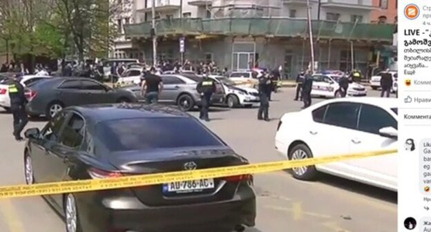 Police cordon off area at the 'Bank of Georgia' office where hostages were taken, April 16, 2021. Screenshot: http://www.facebook.com/rustavi2/videos/501997714158663 Police cordon off area at the 'Bank of Georgia' office where hostages were taken, April 16, 2021. Screenshot: http://www.facebook.com/rustavi2/videos/501997714158663