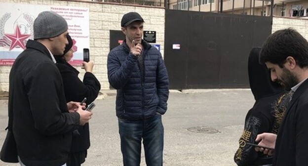Murad Manapov with journalists and activists who came to see him. April 14, 2021. Photo by Patimat Makhmudova for the "Caucasian Knot" Murad Manapov with journalists and activists who came to see him. April 14, 2021. Photo by Patimat Makhmudova for the "Caucasian Knot"