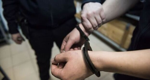 A man in handcuffs. Photo by Yelena Sineok, Yuga.ru A man in handcuffs. Photo by Yelena Sineok, Yuga.ru