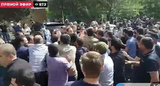 The residents of the Syunik Region demanding the resignation of the Armenian Prime Minister have blocked the way for Nikol Pashinyan's motorcade. Screenshot of the video by zangezur.tv https://t.me/SputnikArmenia/16102 The residents of the Syunik Region demanding the resignation of the Armenian Prime Minister have blocked the way for Nikol Pashinyan's motorcade. Screenshot of the video by zangezur.tv https://t.me/SputnikArmenia/16102