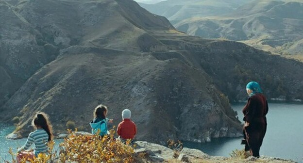 A still of the film “Goryanki” by Maryam Makhieva. Screenshot https://www.kinopoisk.ru/film/1345605/ A still of the film “Goryanki” by Maryam Makhieva. Screenshot https://www.kinopoisk.ru/film/1345605/