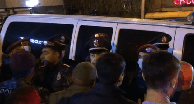 The detention of activists near the block of government dachas in Yerevan on April 21. Screenshot of the video by the Sputnik Армения
www.youtube.com/watch?v=Fva7yCC6LXA The detention of activists near the block of government dachas in Yerevan on April 21. Screenshot of the video by the Sputnik Армения
www.youtube.com/watch?v=Fva7yCC6LXA