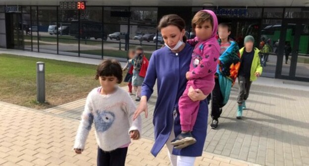 A group of children returned to Russia from Syria and Anna Kuznetsova. Photo by the press service of the Russian children's ombudsperson A group of children returned to Russia from Syria and Anna Kuznetsova. Photo by the press service of the Russian children's ombudsperson