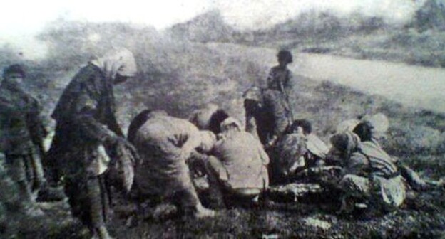 Armenian refugees near a dead horse in the Deir ez-Zor Camps Armenian refugees near a dead horse in the Deir ez-Zor Camps