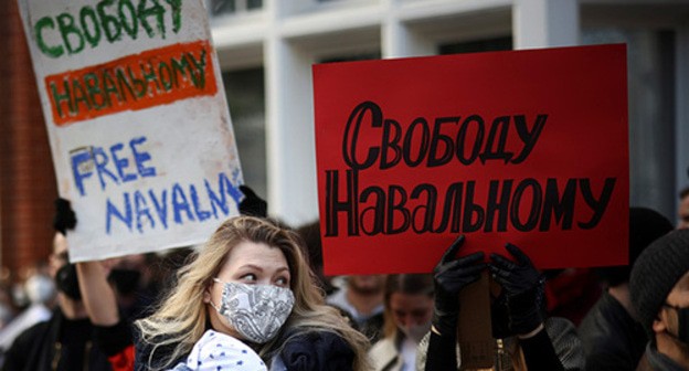 Banners at an action in support of Alexei Navalny. Abstract illustration. Photo: REUTERS/Henry Nicholls Banners at an action in support of Alexei Navalny. Abstract illustration. Photo: REUTERS/Henry Nicholls