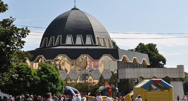 Central mosque in Nalchik. Photo by the press service of the KBR's Spiritual Administration of Muslims (kbrdum.ru) Central mosque in Nalchik. Photo by the press service of the KBR's Spiritual Administration of Muslims (kbrdum.ru)
