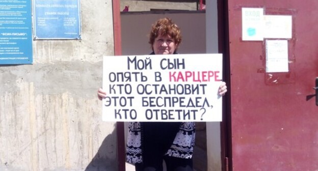 Yelena Barzukaeva at a picket in Makhachkala on May 8, 2021. Photo by Rasul Magomedov for the "Caucasian Knot" Yelena Barzukaeva at a picket in Makhachkala on May 8, 2021. Photo by Rasul Magomedov for the "Caucasian Knot"