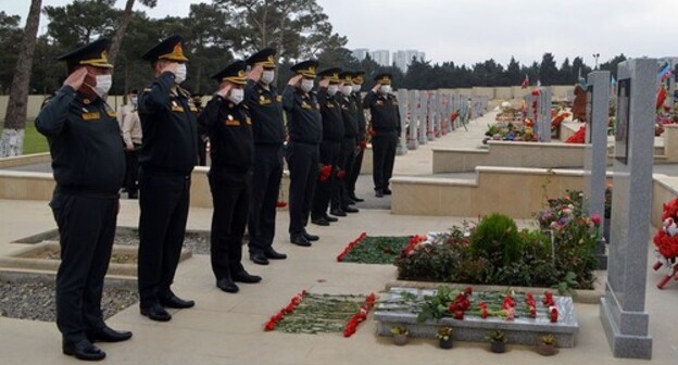 Azerbaijani soldiers at the war memorial. Photo by the press service of the Azerbaijani Ministry of Defence https://mod.gov.az/ru/news/pochtena-pamyat-nacionalnogo-geroya-azerbajdzhana-ilgara-mirzoeva-35762.html Azerbaijani soldiers at the war memorial. Photo by the press service of the Azerbaijani Ministry of Defence https://mod.gov.az/ru/news/pochtena-pamyat-nacionalnogo-geroya-azerbajdzhana-ilgara-mirzoeva-35762.html