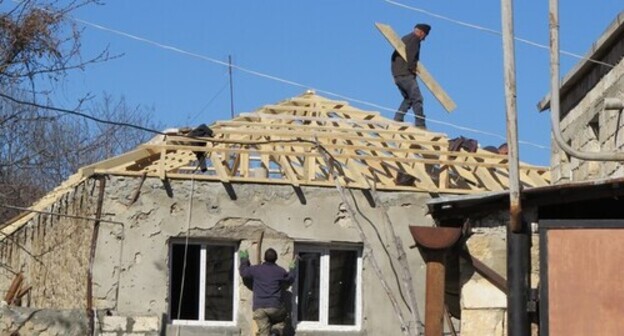 Residents of the village of Tagavard (Nagorno-Karabakh) repairing a house damaged as a result of shelling in 2020. Photo by Alvard Grigoryan for the Caucasian Knot Residents of the village of Tagavard (Nagorno-Karabakh) repairing a house damaged as a result of shelling in 2020. Photo by Alvard Grigoryan for the Caucasian Knot
