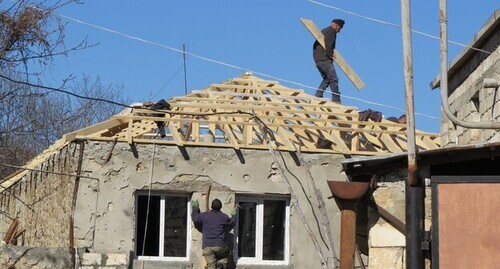 Residents of the village of Tagavard (Nagorno-Karabakh) repairing a house damaged as a result of shelling in 2020. Photo by Alvard Grigoryan for the Caucasian Knot Residents of the village of Tagavard (Nagorno-Karabakh) repairing a house damaged as a result of shelling in 2020. Photo by Alvard Grigoryan for the Caucasian Knot