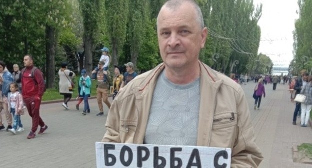 Vladimir Telpuk holds a solo picket in Volgograd, May 9, 2021. Photo by Vyacheslav Yaschenko for the Caucasian Knot Vladimir Telpuk holds a solo picket in Volgograd, May 9, 2021. Photo by Vyacheslav Yaschenko for the Caucasian Knot