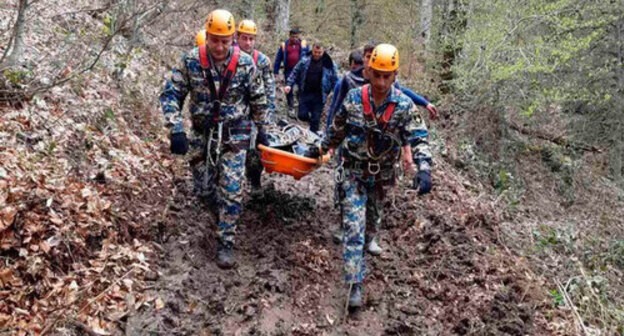 Karabakh military servicemen carrying dead body. Phot taken from Facebook Karabakh military servicemen carrying dead body. Phot taken from Facebook