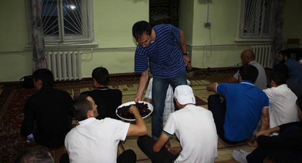 A collective prayer (iftar). Photo by the press service of the Spiritual Administration of Muslims for Saratov Oblast http://dumso.ru/news/kollektivnyj-iftar-obedinyaet-veruyushhix.html A collective prayer (iftar). Photo by the press service of the Spiritual Administration of Muslims for Saratov Oblast http://dumso.ru/news/kollektivnyj-iftar-obedinyaet-veruyushhix.html