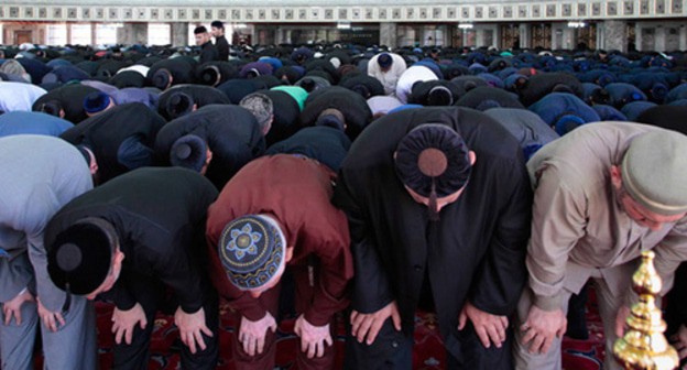 Believers during a prayer. Photo by Musa Sadulaev, YUGA.ru Believers during a prayer. Photo by Musa Sadulaev, YUGA.ru