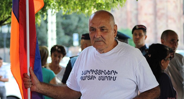 Former Nairit employee wearing a T-shirt with a message reading: 'Pay off wage arrears to Nairit workers'. Photo by Tigran Petrosyan for the Caucasian Knot Former Nairit employee wearing a T-shirt with a message reading: 'Pay off wage arrears to Nairit workers'. Photo by Tigran Petrosyan for the Caucasian Knot