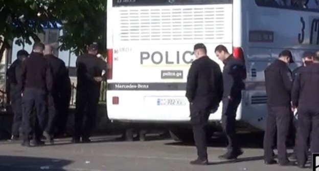 The police officers in the city of Dmanisi. Screenshot of the video https://www.rustavi2.ge/ka/news/199274 The police officers in the city of Dmanisi. Screenshot of the video https://www.rustavi2.ge/ka/news/199274
