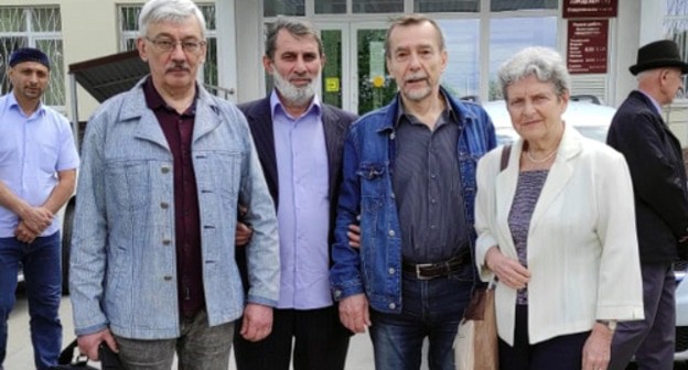 Oleg Orlov, Lev Ponomaryov, and Svetlana Gannushkina with Bagaudin Myakiev, a member of the Ingush Council of Teips (family clans), before the hearing in case of leaders of Ingush protests. Photo by Imsail Tatiev Oleg Orlov, Lev Ponomaryov, and Svetlana Gannushkina with Bagaudin Myakiev, a member of the Ingush Council of Teips (family clans), before the hearing in case of leaders of Ingush protests. Photo by Imsail Tatiev