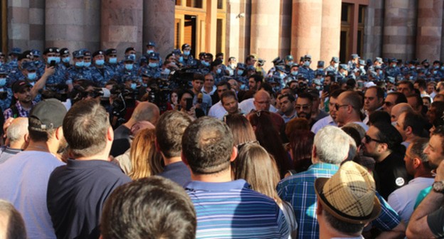 Protesters and a police officer in Yerevan. Photo by Tigran Petrosyan for the "Caucasian Knot" Protesters and a police officer in Yerevan. Photo by Tigran Petrosyan for the "Caucasian Knot"