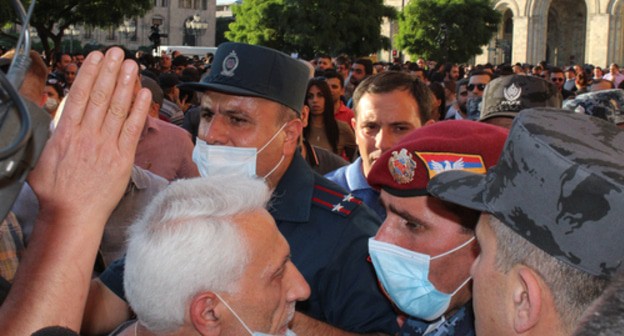 Participants of a protest action and police officers in Yerevan. Photo by Tigran Petrosyan for the "Caucasian Knot" Participants of a protest action and police officers in Yerevan. Photo by Tigran Petrosyan for the "Caucasian Knot"