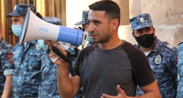 A participant of a protest action in Yerevan. Photo by Tigran Petrosyan for the "Caucasian Knot" A participant of a protest action in Yerevan. Photo by Tigran Petrosyan for the "Caucasian Knot"
