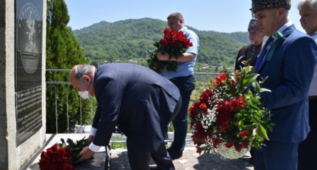 Yuri Napso laid flowers to the monument dedicated to victims of the Caucasian War. Photo by Svetlana Kravchenko for the "Caucasian Knot" Yuri Napso laid flowers to the monument dedicated to victims of the Caucasian War. Photo by Svetlana Kravchenko for the "Caucasian Knot"