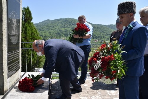 Yuri Napso laid flowers to the monument dedicated to victims of the Caucasian War. Photo by Svetlana Kravchenko for the "Caucasian Knot" Yuri Napso laid flowers to the monument dedicated to victims of the Caucasian War. Photo by Svetlana Kravchenko for the "Caucasian Knot"