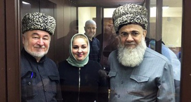 Malsag Uzhakhov, Zarifa Sautieva and Akhmed Barakhoev (from left to right) before the court session. March 2021. Photo by Bagautdin Myakiev Malsag Uzhakhov, Zarifa Sautieva and Akhmed Barakhoev (from left to right) before the court session. March 2021. Photo by Bagautdin Myakiev