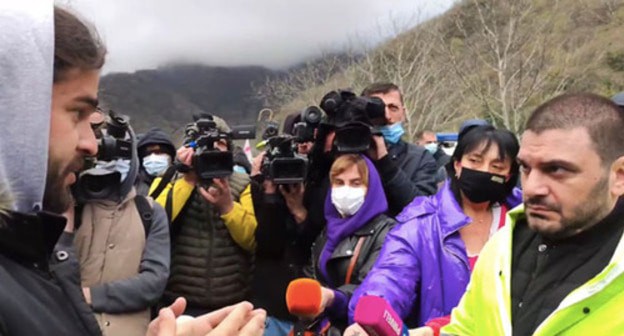 Local activits Varlam Goletiani (right) and new director of construction company Merab Lominadze discussing the HPP project, April 3, 2021. Screenshot from video posted by movement 'In defence of the Rioni Gorge' Local activits Varlam Goletiani (right) and new director of construction company Merab Lominadze discussing the HPP project, April 3, 2021. Screenshot from video posted by movement 'In defence of the Rioni Gorge'