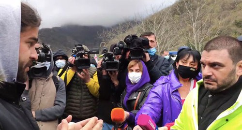 Local activits Varlam Goletiani (right) and new director of construction company Merab Lominadze discussing the HPP project, April 3, 2021. Screenshot from video posted by movement 'In defence of the Rioni Gorge' Local activits Varlam Goletiani (right) and new director of construction company Merab Lominadze discussing the HPP project, April 3, 2021. Screenshot from video posted by movement 'In defence of the Rioni Gorge'