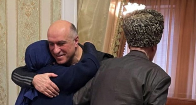 Akhmed Pogorov with his relatives. Photo by Amina Zakaeva for the Caucasian Knot Akhmed Pogorov with his relatives. Photo by Amina Zakaeva for the Caucasian Knot