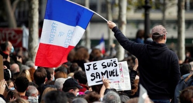 People in Place de la République in Paris pay tribute to Samuel Pati, a French teacher who was beheaded in the streets of a Parisian suburb, France, October 18, 2020. Photo: REUTERS/Charles Platiau People in Place de la République in Paris pay tribute to Samuel Pati, a French teacher who was beheaded in the streets of a Parisian suburb, France, October 18, 2020. Photo: REUTERS/Charles Platiau