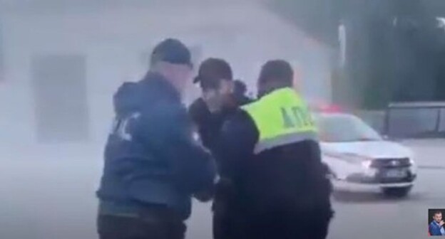 Policemen detain Vekil Abdullaev. Screenshot: http://youtu.be/96yJYwQ-Gog Policemen detain Vekil Abdullaev. Screenshot: http://youtu.be/96yJYwQ-Gog