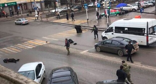 At the site of the attack on policemen in Grozny, December 28, 2020. Screenshot from video posted by BAZA Telegram Channel At the site of the attack on policemen in Grozny, December 28, 2020. Screenshot from video posted by BAZA Telegram Channel