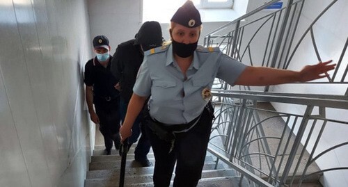 Policemen accompany Alexander Gusev in the courthouse. Photo: Court Department for the Novosibirsk Region Policemen accompany Alexander Gusev in the courthouse. Photo: Court Department for the Novosibirsk Region