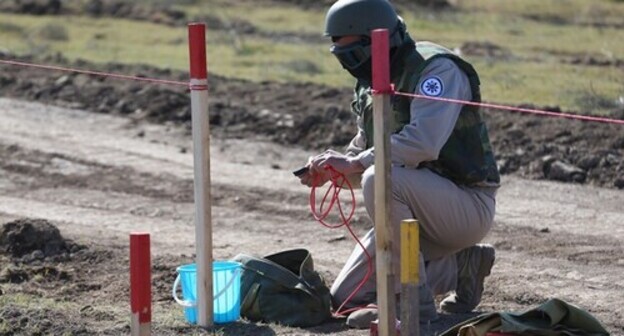 An ANAMA officer preparing to detonate the mine. March 16, 2021. Photo by Aziz Karimov for the "Caucasian Knot" An ANAMA officer preparing to detonate the mine. March 16, 2021. Photo by Aziz Karimov for the "Caucasian Knot"