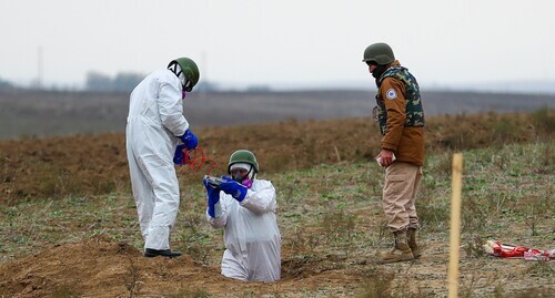 Sappers dismantling the bombs in Fizuli, November 18, 2020. Photo by Aziz Karimov for the "Caucasian Knot" Sappers dismantling the bombs in Fizuli, November 18, 2020. Photo by Aziz Karimov for the "Caucasian Knot"